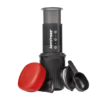 Accessoires de la Cafetière Aeropress Go avec porte filtres et cuillère doseuse