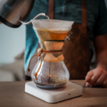 Cafetière Chemex 6 tasses en verre avec filtre papier lors de l’extraction d’un café filtre
