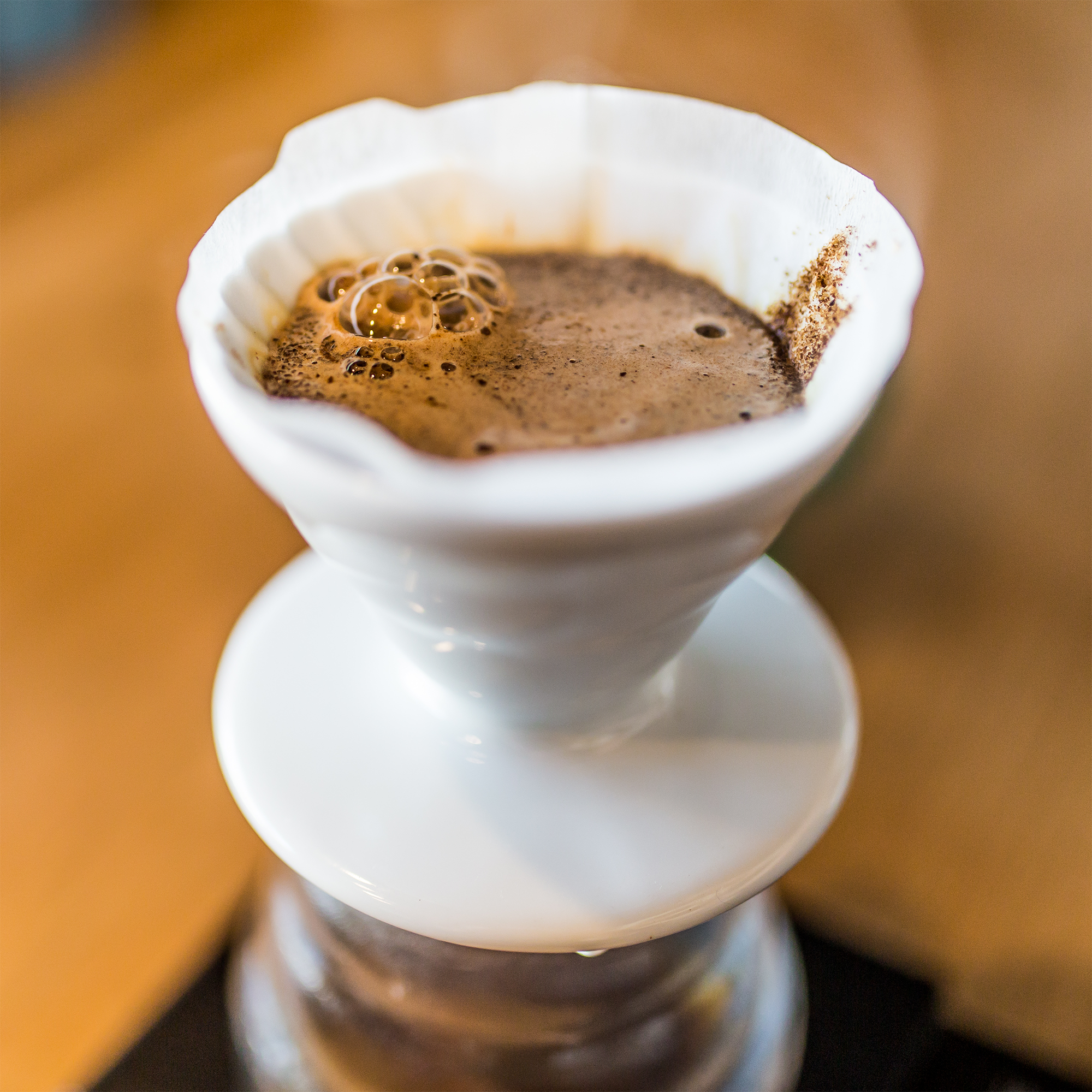 Détail extraction café filtre avec Dripper V60 blanc en porcelaine