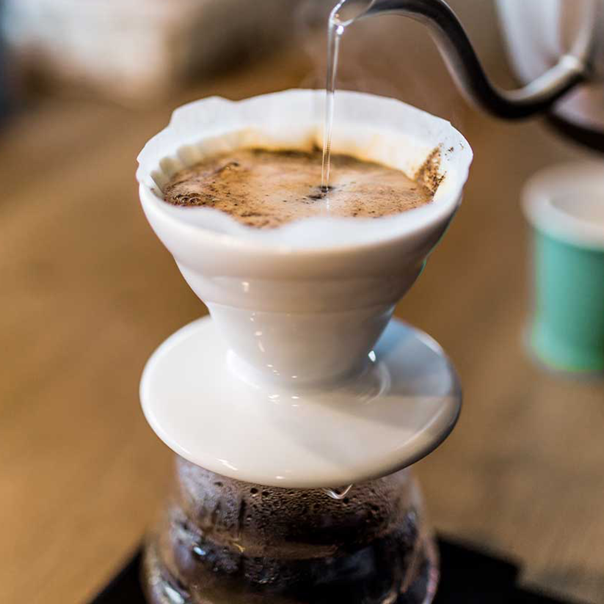 Préparation café avec Dripper V60 blanc Hario et filtre papier 01