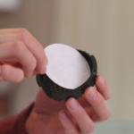 Installation d un filtre Aeropress dans le porte filtre