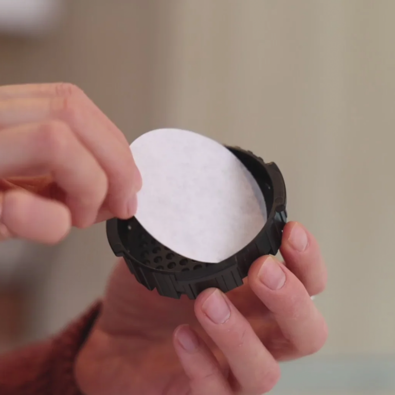 Installation d un filtre Aeropress dans le porte filtre