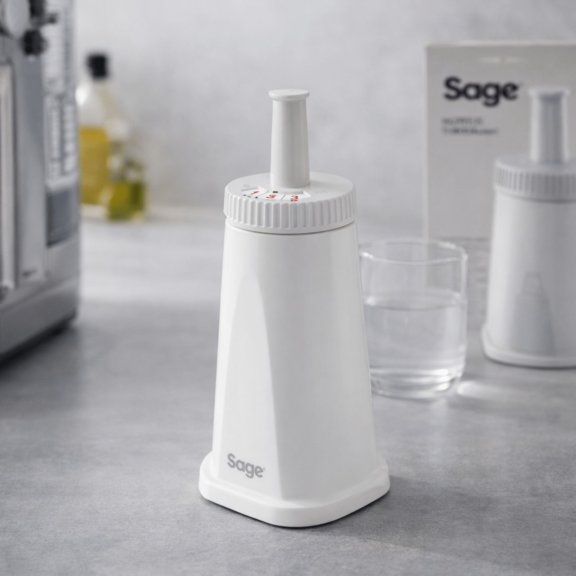 Cartouche filtrante Sage ClaroSwiss à côté d’une machine expresso