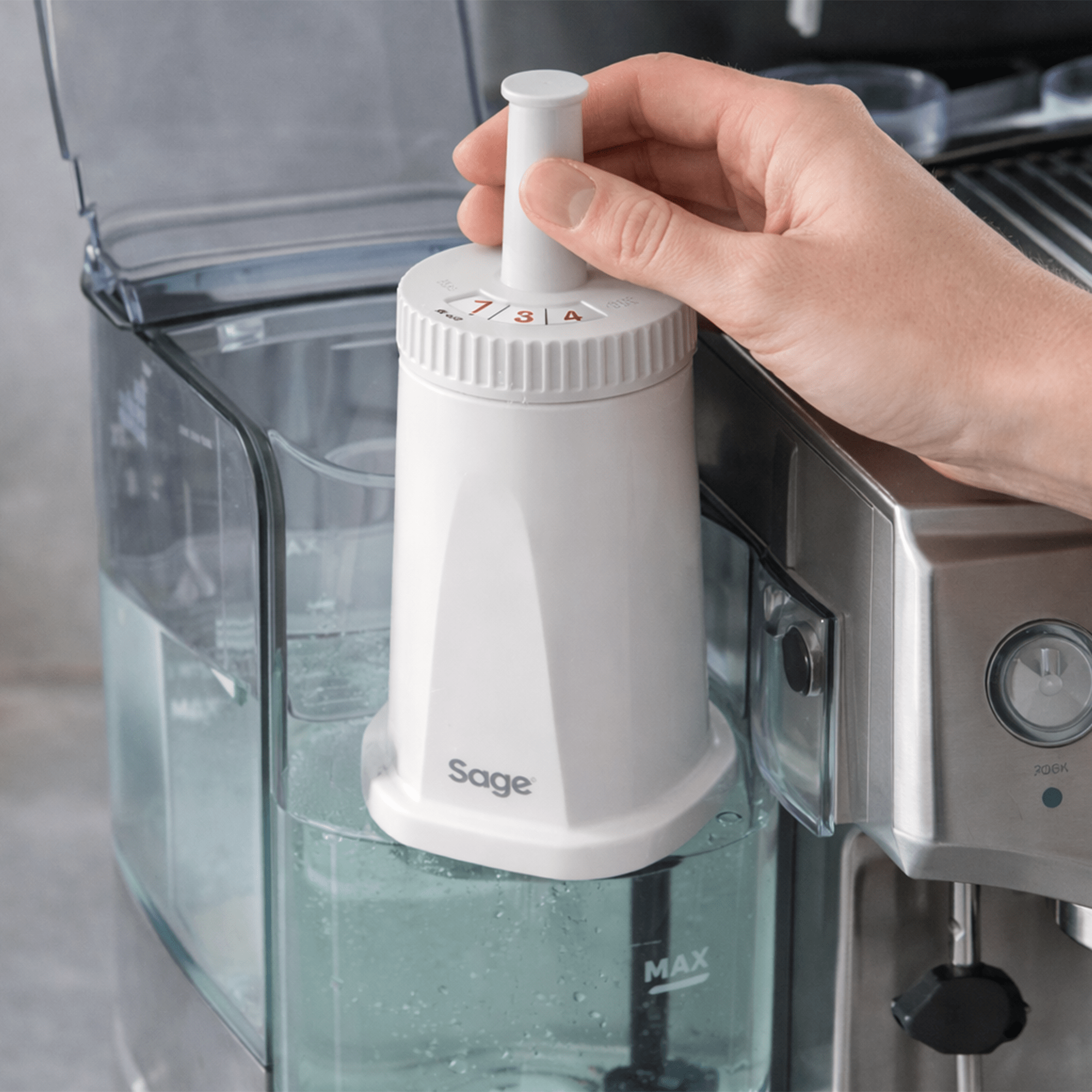 Installation d’une cartouche filtrante Sage dans bac à eau