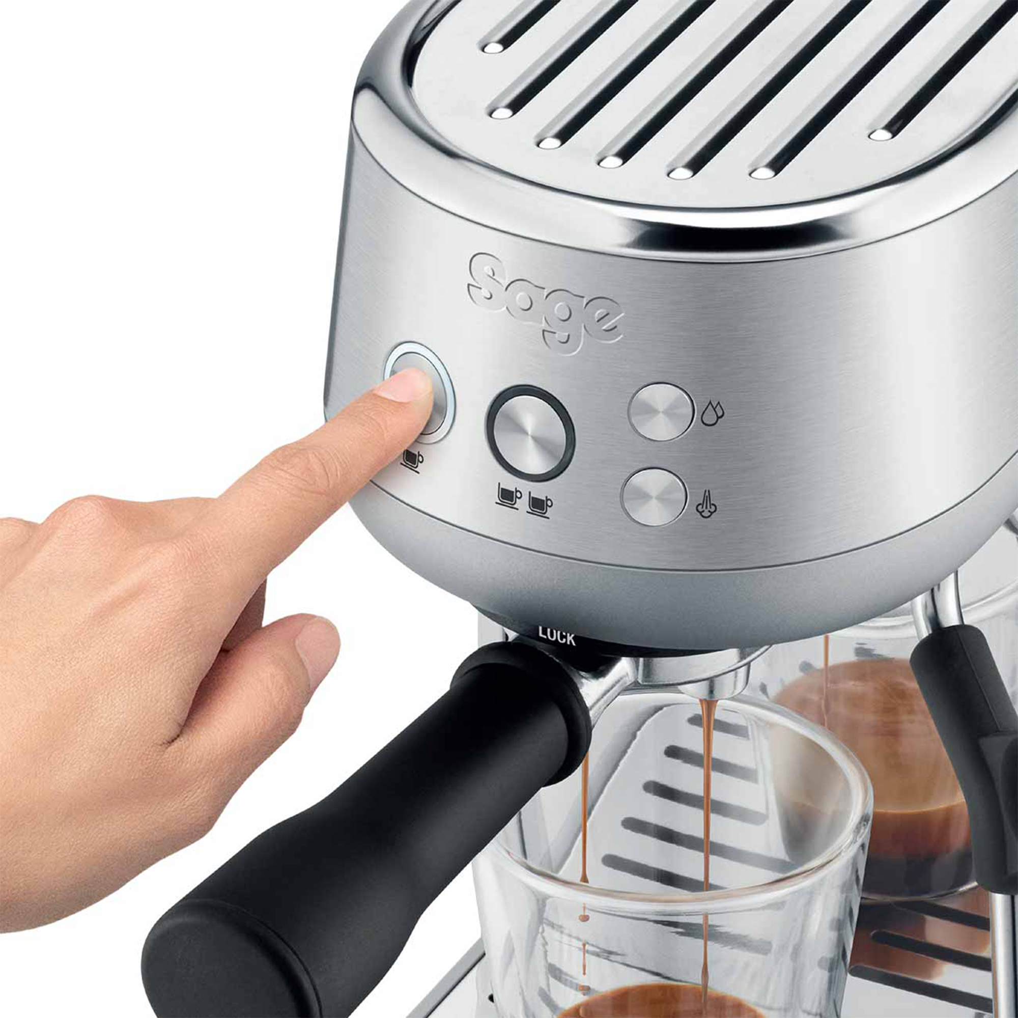 Gros plan sur la machine à café Sage Bambino en acier inoxydable brossé avec bouton lumineux et extraction d’un espresso en tasse