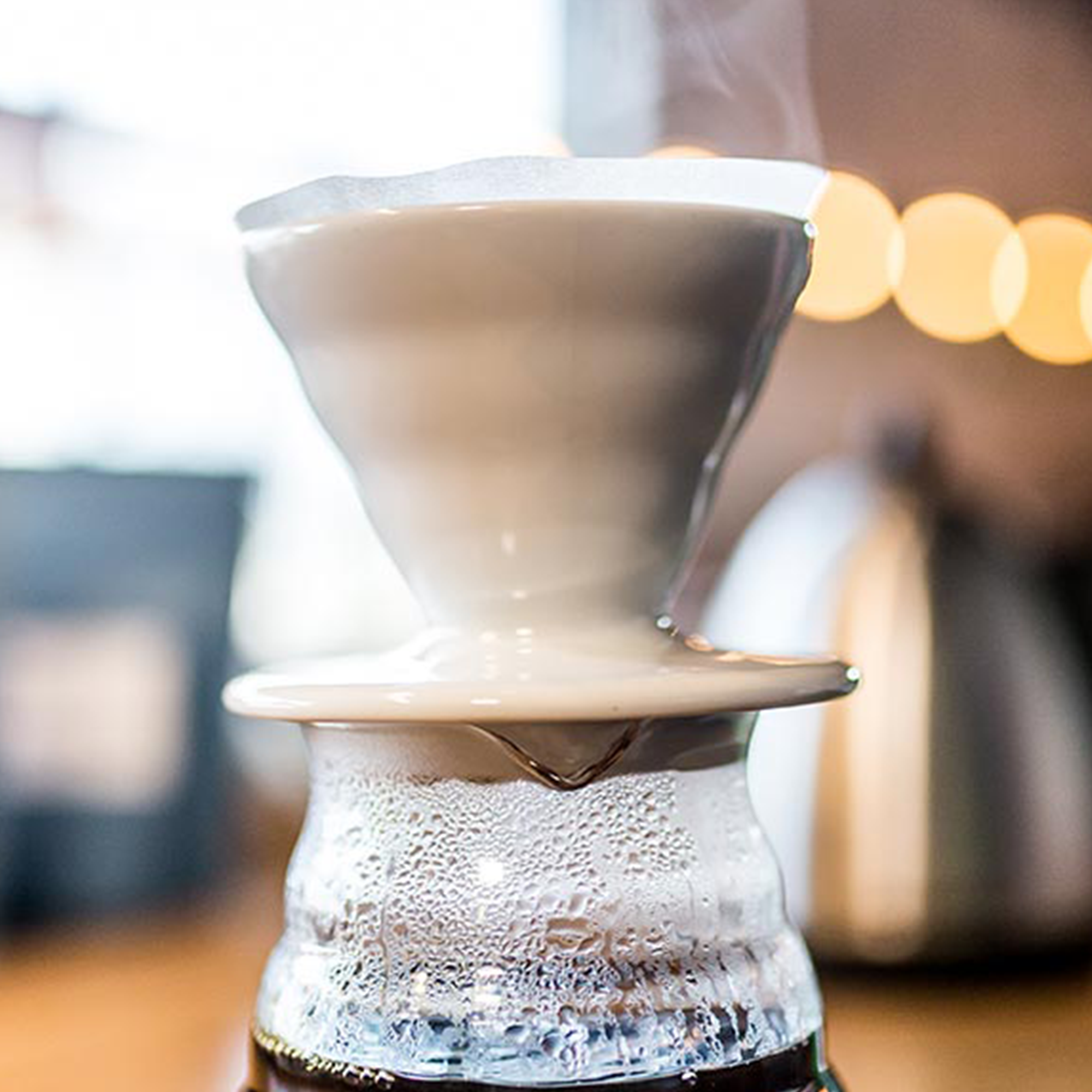 Dripper V60 blanc Hario en porcelaine avec extraction café filtre sur balance