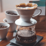 Préparation café pour over avec Hario V60 Coffee Kit