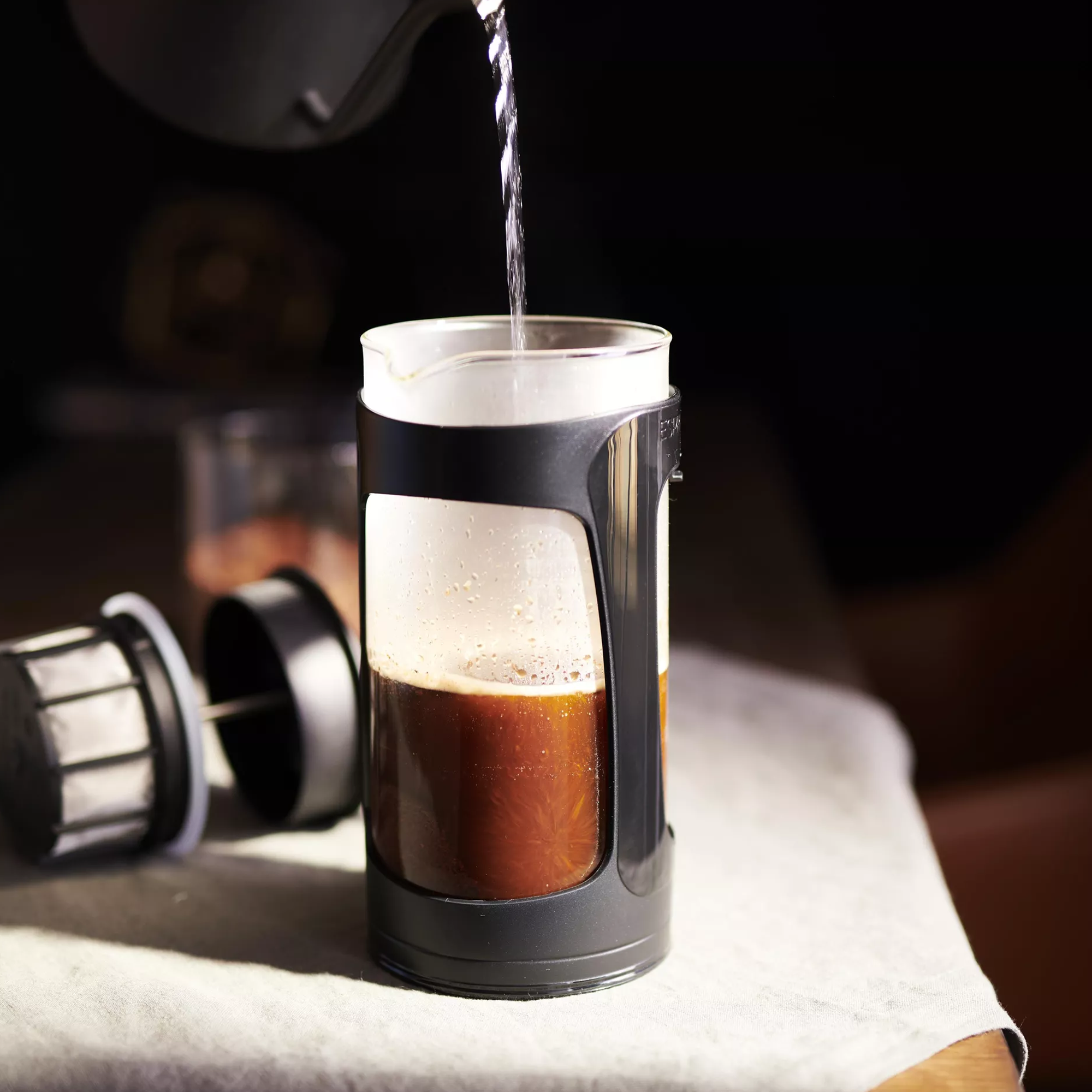 Cafetière Piston P3 Espro 500ml noir en préparation