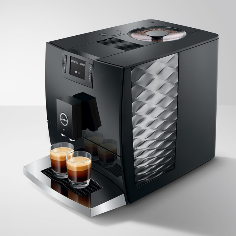 Machine à café Jura C3 noire vue en angle avec panneau latéral texturé et deux cafés servis